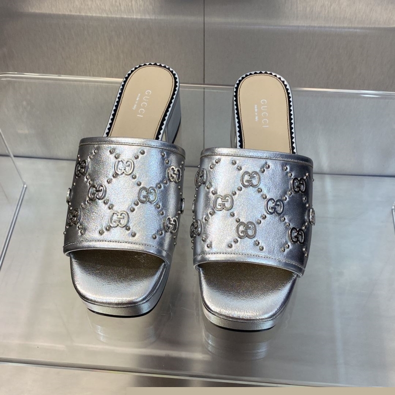 G*u*i slippers